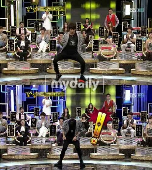 Bi Rain nổi tiếng với những màn xé áo sexy trên sân khấu. Nhưng nhảy đến xé quần thì anh chàng cũng không dám ngờ tới. Trên chương trình Strong Heart, khi đang cống hiến vũ đạo tuyệt vời trước mặt khách mời và khán giả, Rain đột nhiên dừng lại, cười trừ, và lủi nhanh về hậu đài. Hóa ra vũ đạo quá mạnh đã khiến chiếc quần bị bục chỉ. Nhưng do Rain mặc chiếc áo choàng dài, nên khán giả chưa kịp để ý kỹ. Ảnh: mydaily