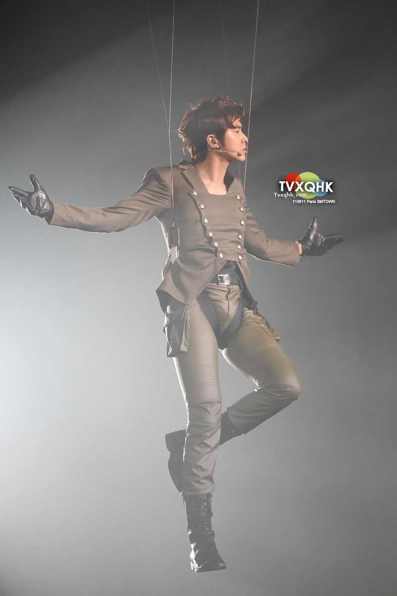 Trưởng nhóm nhạc đình đám TVXQ cũng không ít lần dính sự cố bục chỉ quần. Tuy nhiên, đôi khi lỗi từ stylist phục trang còn dễ khiến fan đỏ mặt hơn. Trong SMTown Paris năm 2011, TVXQ được ưu ái xuất hiện như những vị thần giáng xuống từ trời cao trong tiếng nhạc hoành tráng. 