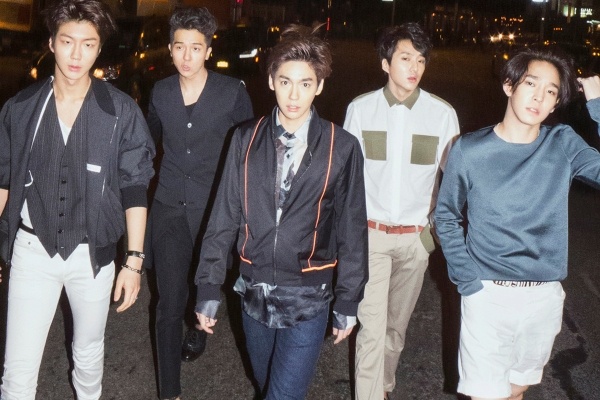 WINNER sanh dieu hon tren duong pho New York hinh anh