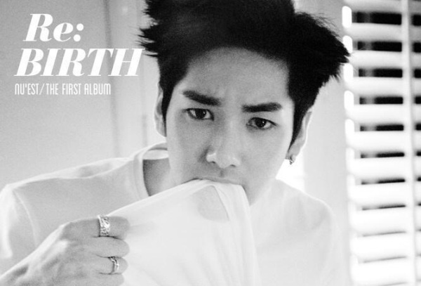 Aron (NU'EST) ven ao khoe co bung trong teaser moi hinh anh