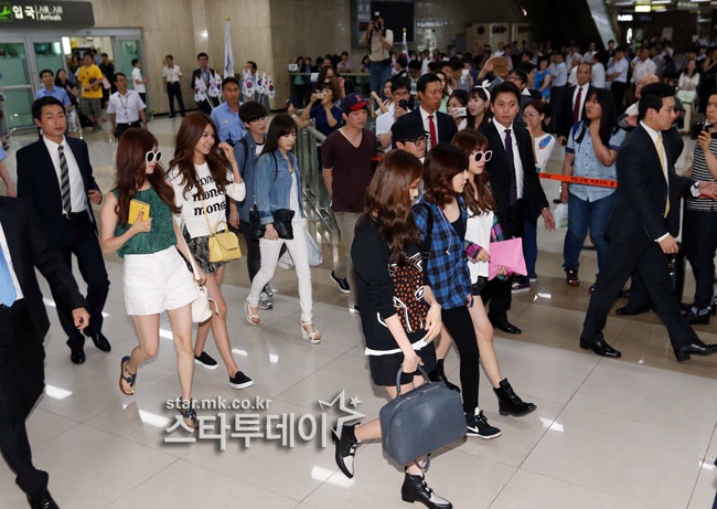Rất đông người chờ ở sân bay, nhưng SNSD có lối đi riêng. Ảnh: starmk