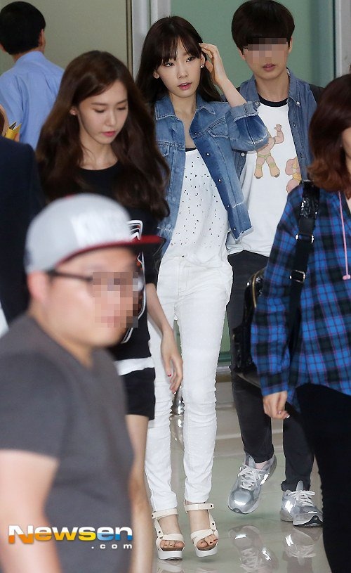 Không có bức ảnh nào Taeyeon bước đi một mình. Ảnh: newsen