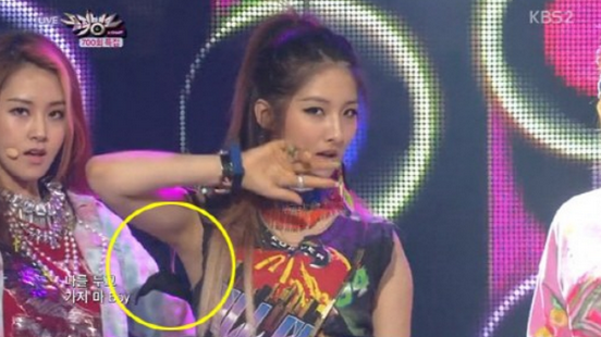 Ji Hyun (4minute) cũng được phen xấu hổ khi đang hăng say biểu diễn trên sân khấu Music Bank. Có lẽ do động tác vũ đạo mạnh, nên chiếc áo lót của cô bị bung ra và lộ hẳn bên dưới cánh tay. Ji Hyun đã bình tĩnh hoàn thành màn diễn một cách rất chuyên nghiệp.