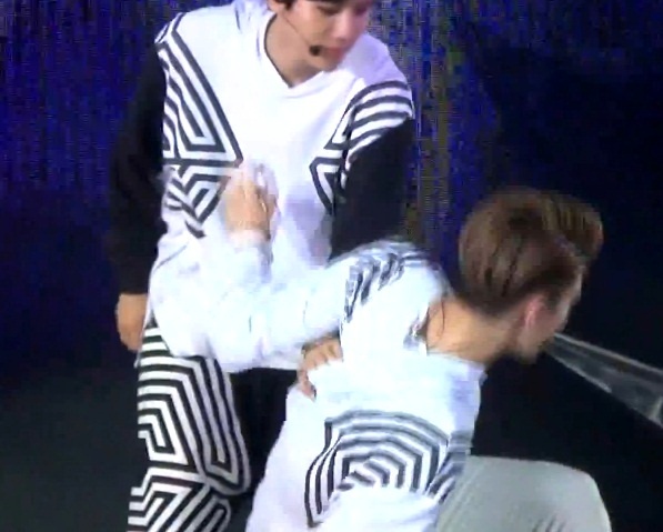 Mặc dù trong video Sehun hất tay Baekhyun ra để đứng dậy, nhưng vẻ mặt của cậu em út vẫn bình thường. Có lẽ Baekhyun chỉ đùa giỡn, trong khi trí tưởng tượng của cư dân mạng đã bay quá xa. Ảnh: twitter