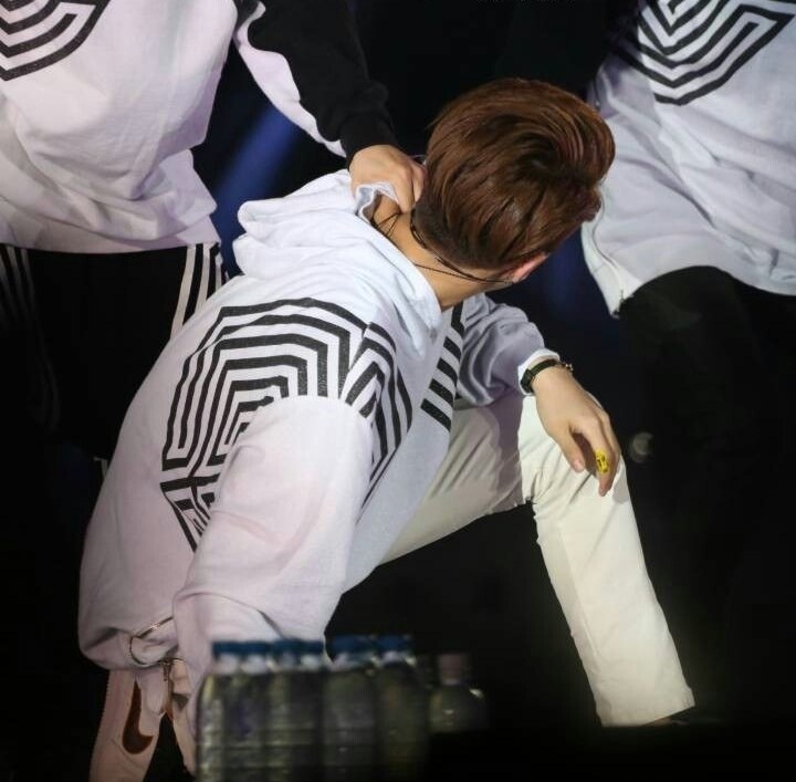 Khi đang phải đối mặt với bình luận của công chúng về tình yêu của mình, Baekhyun lại hứng thêm “tội” đầu gấu. Sau khi soi kĩ một màn trình diễn Overdose của nhóm, cư dân mạng cho rằng Baekhyun đã cố ý tát hẳn vào mặt Sehun (động tác vũ đạo Baekhyun phẩy tay và Sehun sẽ nghiêng sang một bên), đồng thời bấu mạnh vào vai anh thay vì chỉ cần giữ áo. Ảnh: weibo