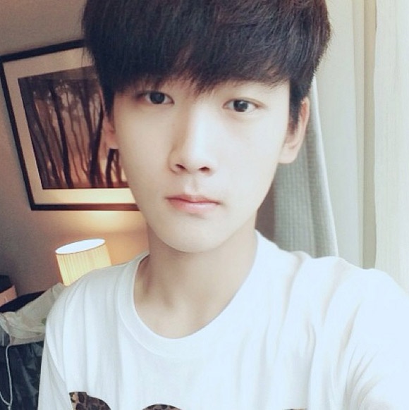 Scandal hẹn hò của Baekhyun như giọt nước tràn ly, do fandom vẫn chưa hồi phục từ vụ kiện của Kris 1 tháng trước. Tin đồn EXO có thể chiêu mộ người mới, để phân tán sự chú ý khỏi scandal, lại trỗi dậy. Lần này, cư dân mạng nêu đích danh ứng viên sáng giá trong tầm ngắm là Xing Zhaolin. Anh chàng có vẻ đẹp trẻ thơ sinh năm 1997, được cho là thực tập sinh người Trung Quốc của SM. Công ty SM không hề lên tiếng phủ nhận hay khẳng định. Trước đó, 11 thành viên EXO đã liên tục nói nhóm sẽ hoạt động với đội hình hiện tại. Ảnh