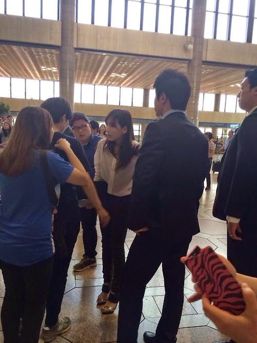 Vệ sĩ đứng quanh khi cô nói chuyện. Ảnh: tsyt