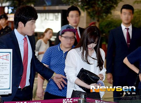 Cô cúi thấp đầu trước ống kính máy ảnh. Ảnh: newsen