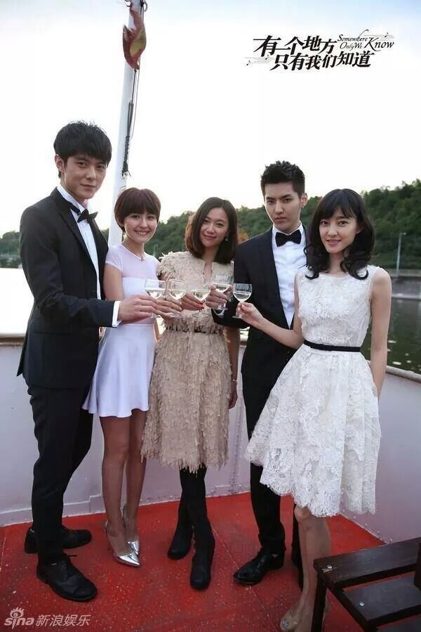 Kris trên trường quay phim Somewhere Only We Know. Ảnh: sina