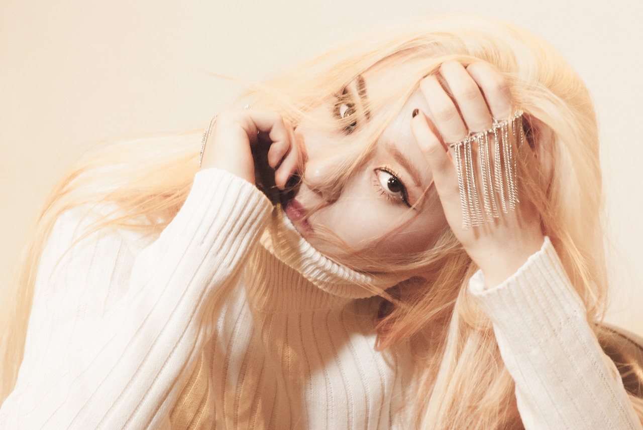 Krystal rất hợp với tạo hình tóc vàng.