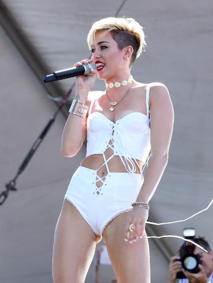 Thần tượng Hàn cũng bị ví von với Miley Cyrus, 