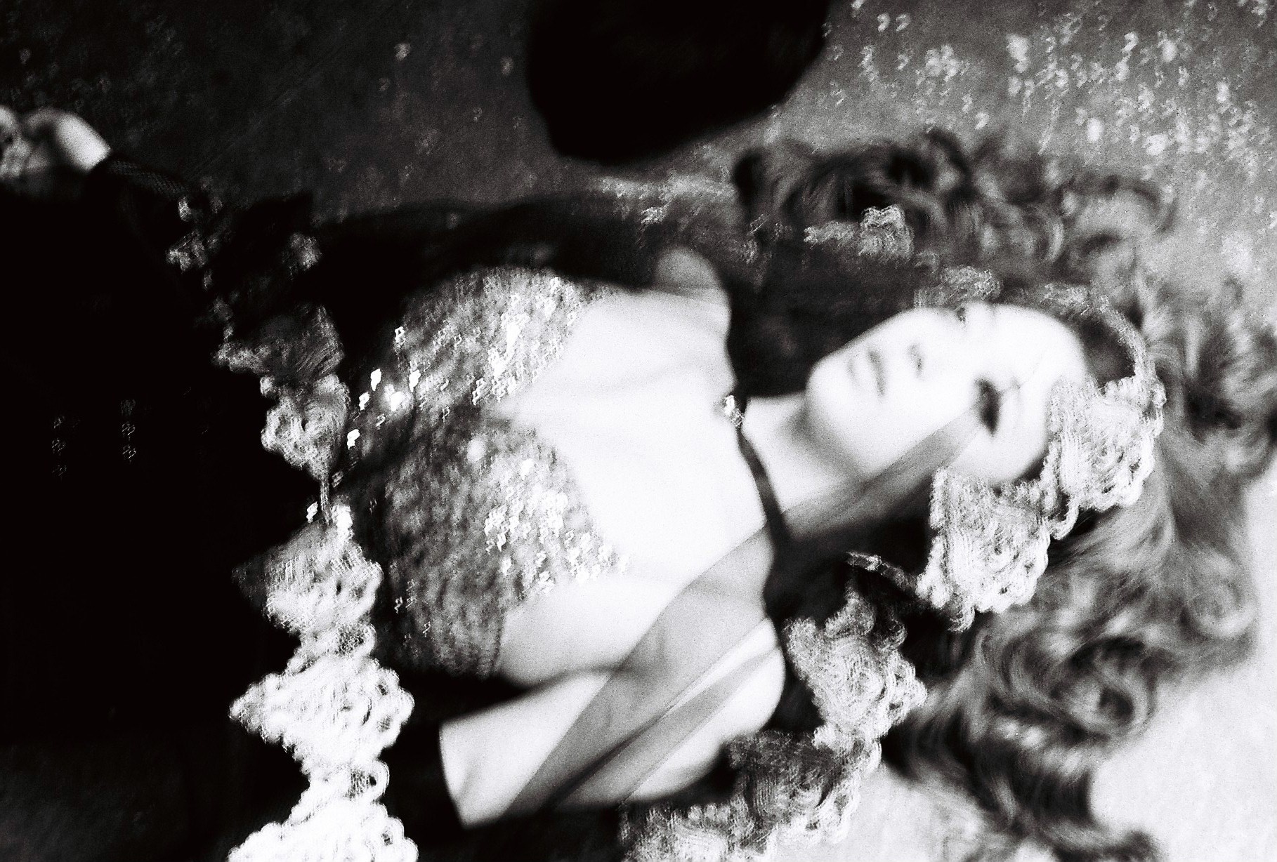 Sulli gần như lột xác với kiểu trang điểm cổ điển. 