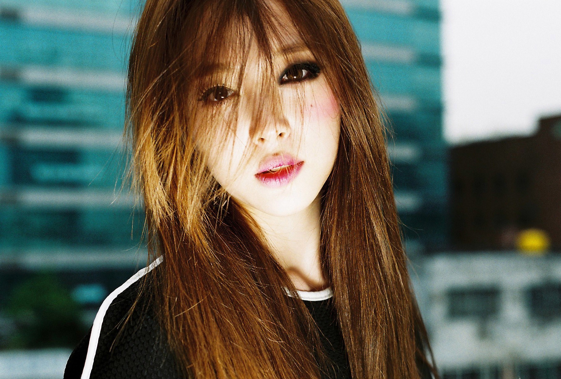 Trong một số shot, Sulli quay lại với phong cách đơn giản, trong sáng khiến fan khó đoán được concept thực sự của Red Light. 