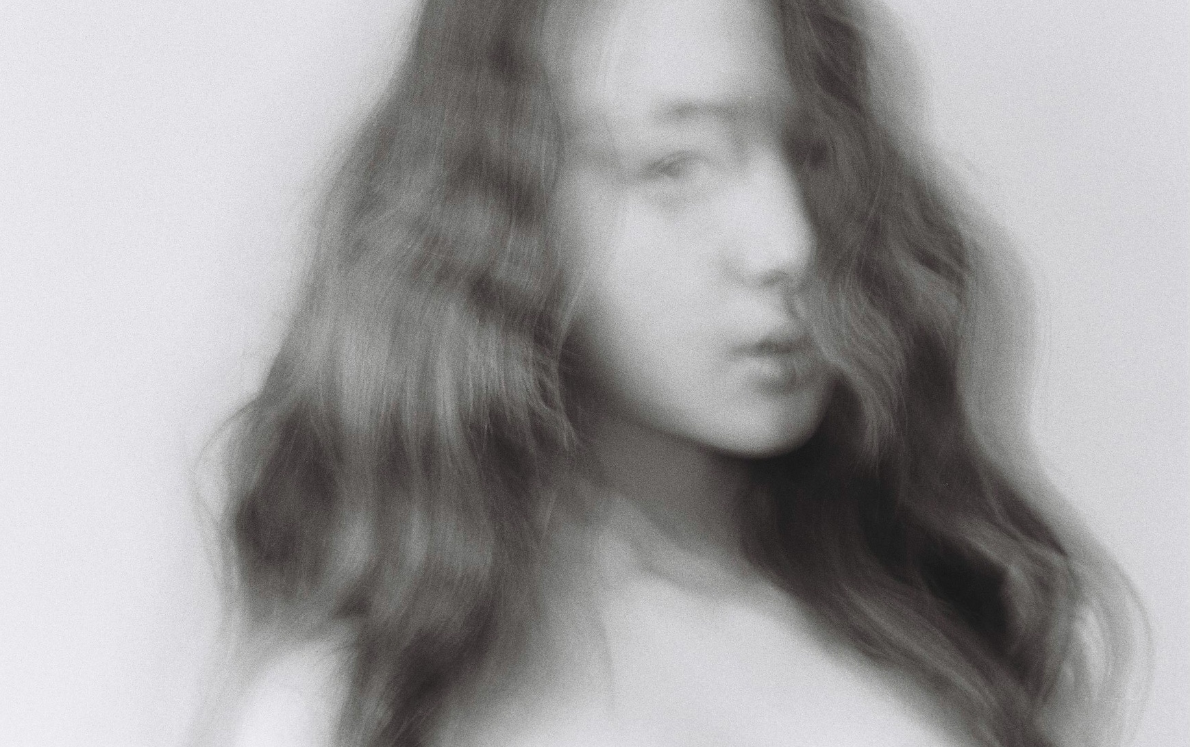 Series ảnh đen trắng của Sulli được chụp khá nghệ thuật.