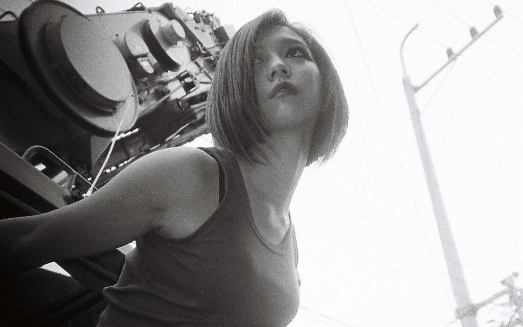 Series ảnh đen trắng làm nổi bật vẻ hấp dẫn và nổi loạn của Luna.