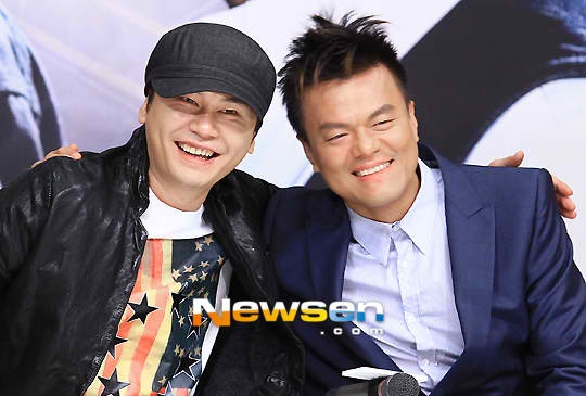 Ông chủ YG Yang Hyun Suk (trái) cùng ngồi