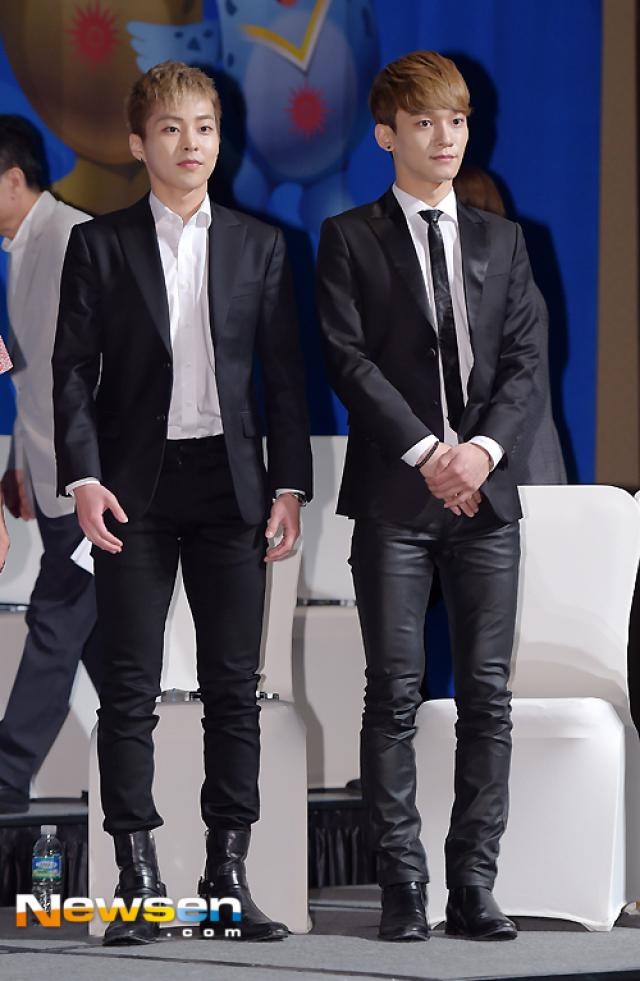 Xiumin và Chen của EXO góp mặt tại buổi họp báo khai mạc diễn ra hôm 1/7. Ảnh: newsen
