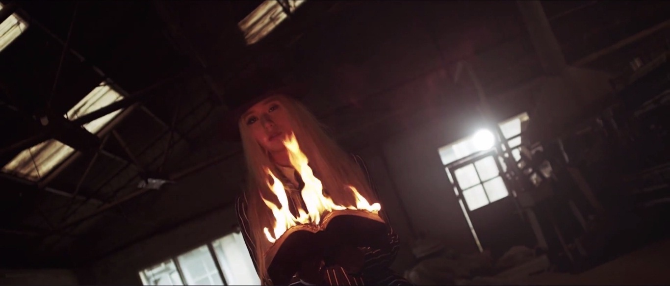 Một phần MV mang hơi hướng như phim kinh dị. 