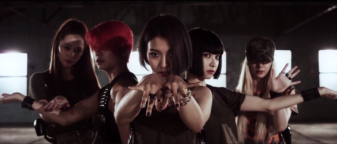 Nhóm sẽ trình diễn Red Light lần đầu tiên trên sân khấu M!Countdown tối 3/7. 