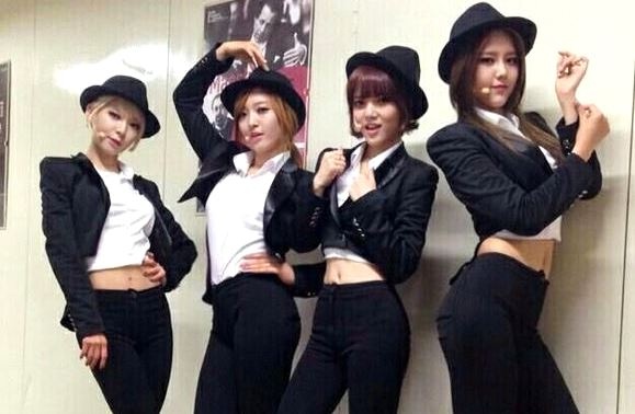 Trước đó, AOA từng thể hiện lại Mr.Mr. của SNSD. Ảnh: soompi