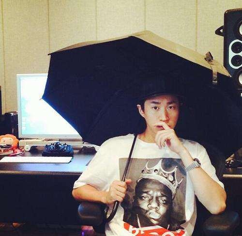 Tablo đăng ảnh cầm ô để ủng hộ Younha. Ảnh: twitter