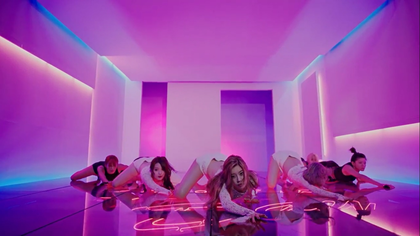 Girl’s Day là ví dụ điển hình của nhóm nhạc nữ nâng cao danh tiếng nhờ hình tượng sexy. Chính vì vậy, chẳng có gì lạ khi nhóm tiếp tục theo đuổi phong cách này trong Something. Vũ đạo Something đầy chất nữ tính, gợi cảm và khá phù hợp với giai điệu của bài hát. Tuy nhiên, Something “nóng” chẳng kém ai, khi các cô gái dũng cảm trườn bò, uốn éo và vén váy khi tạo dáng nhạy cảm. Ảnh: wordpress