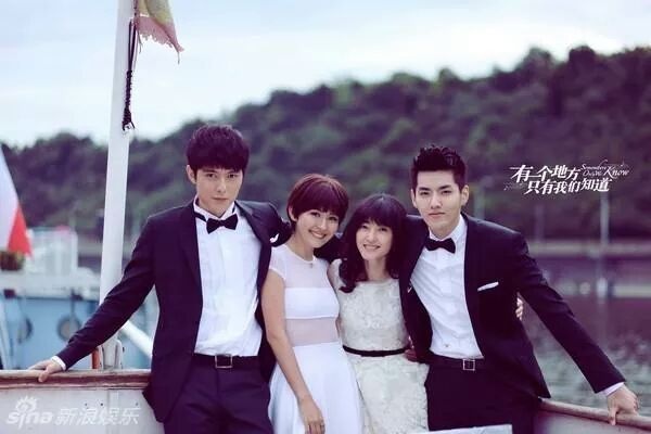 Kris vẫn rất điển trai bên dàn diễn viên Somewhere Only We Know. Ảnh: sina