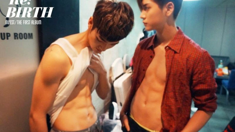 Aron (trái) và Ren đọ cơ bụng. Ảnh: facebook