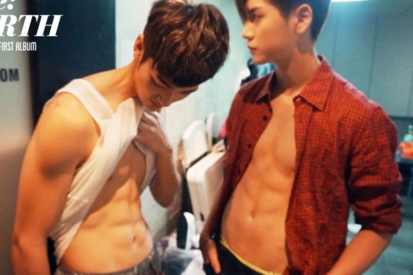 Ren va Aron (NU’EST) so co bung day nam tinh hinh anh