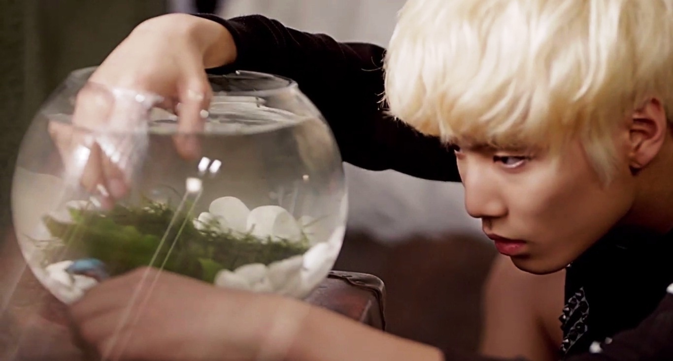 JR lại khiến fan bàn luận về cảnh anh vớt cá lên và nuốt chửng. 