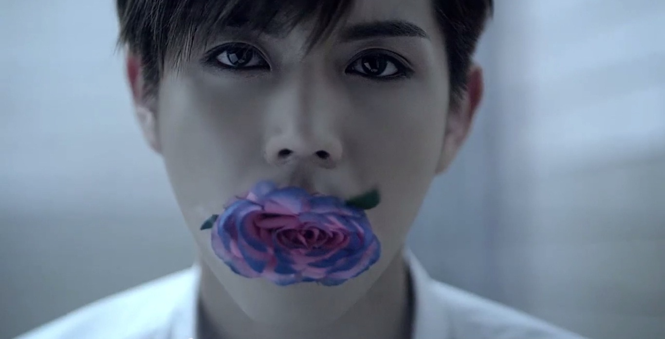 Ren có phân cảnh ngậm hoa khá ấn tượng.