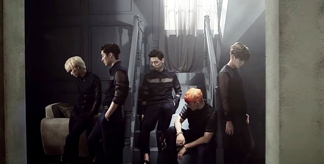 Không khí MV mang màu sắc mơ màng và hơi u tối. 