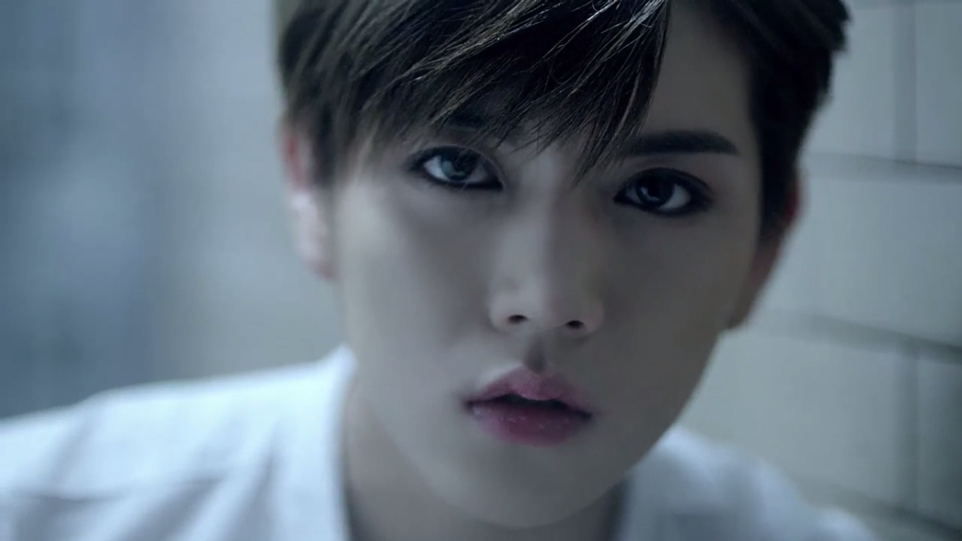 Dù từ bỏ mái tóc dài, nhưng 