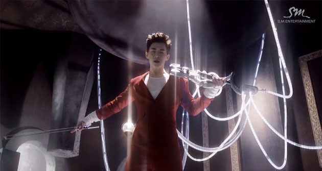 Cậu út của Super Junior-M trổ tài kéo violin. Ảnh: enewsworld