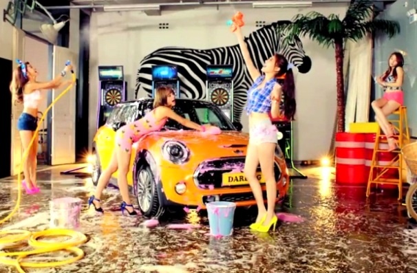 Girl’s Day dien quan ngan rua o to trong MV moi hinh anh