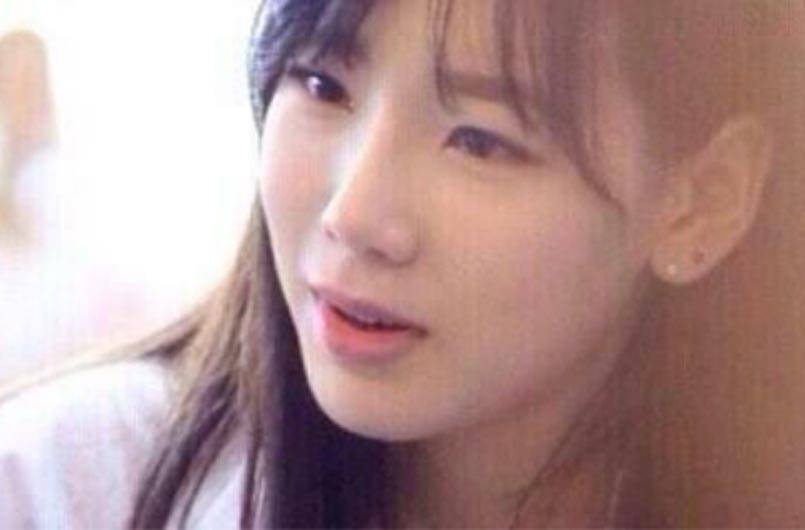 Taeyeon khóc khi nhờ fan chuyển lời xin lỗi của mình ở giữa sân bay. Ảnh: jayeon