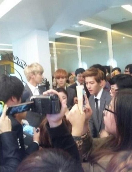 EXO xuất hiện tại đám cưới anh trai Baekhyun gây ra cảnh hỗn loạn. Ảnh: soompi