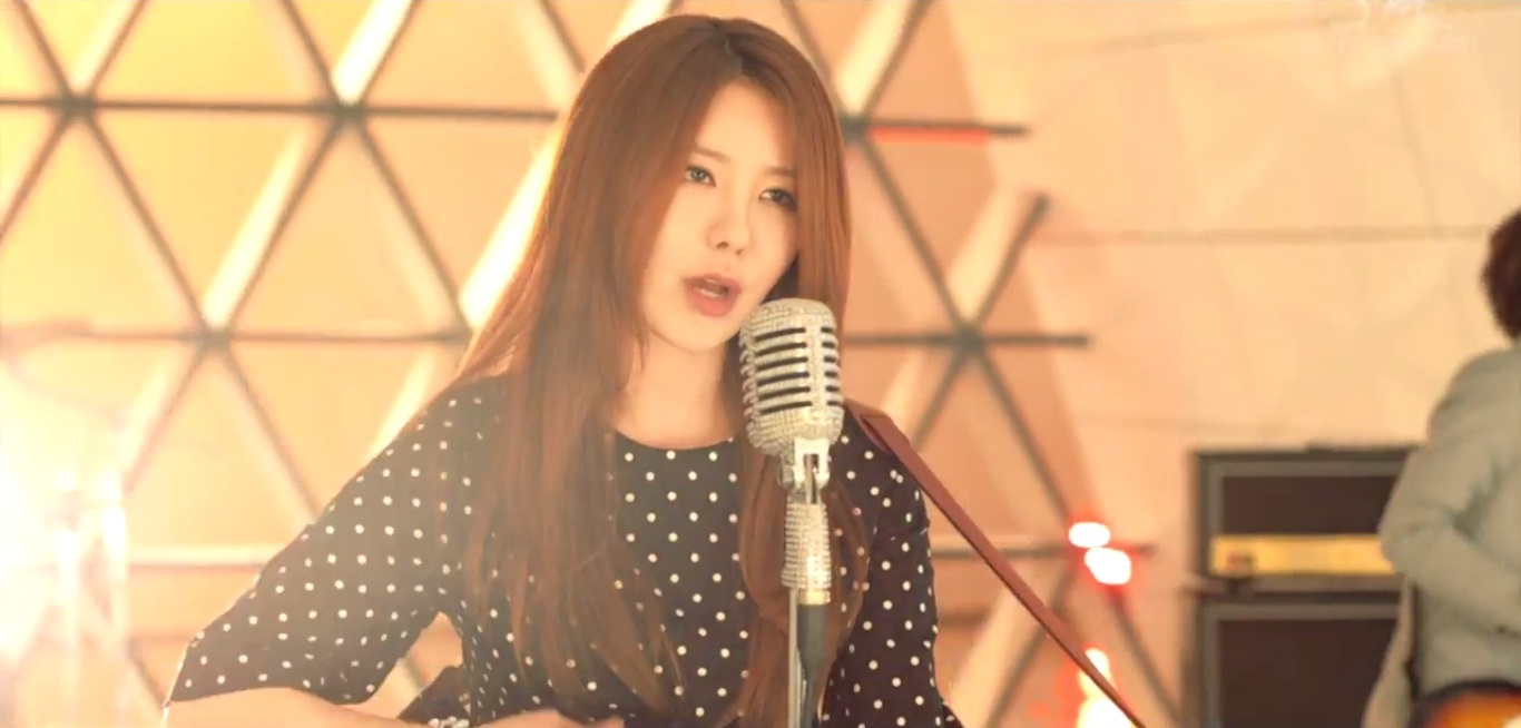 Cô sở hữu vóc dáng mảnh mai, xinh xắn.