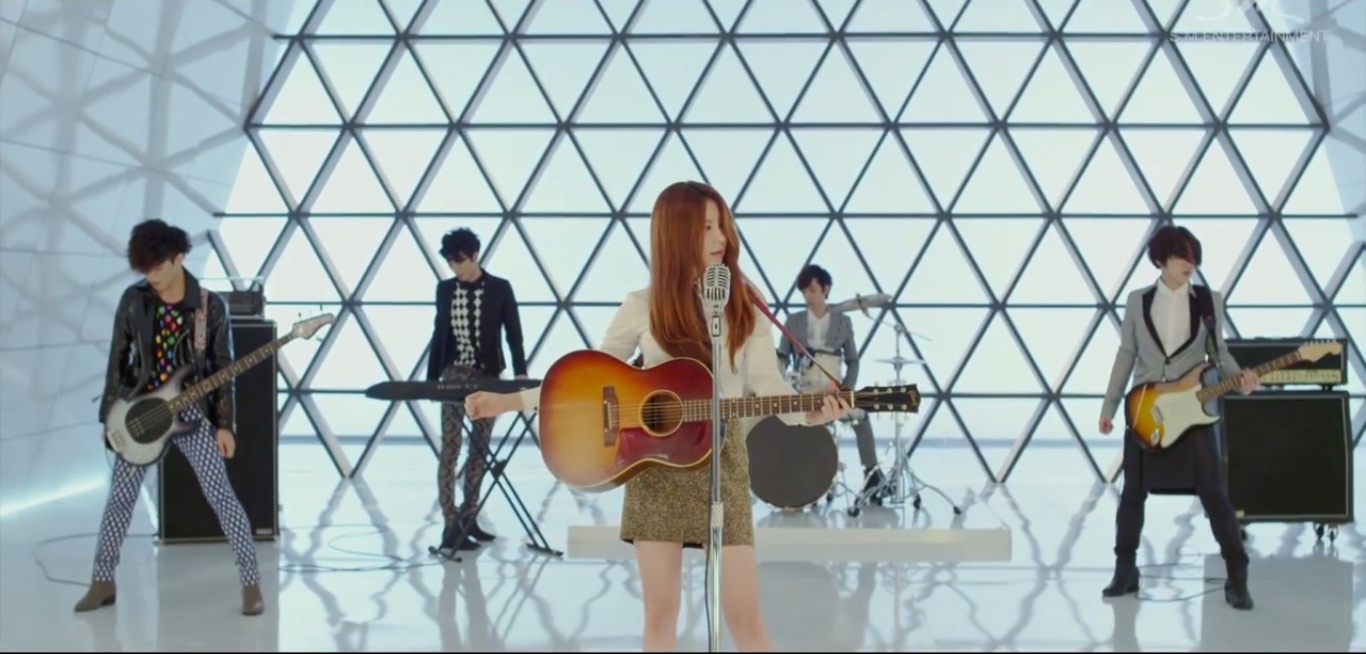 J-Min được xây dựng theo hình tượng vừa hát vừa chơi nhạc. 