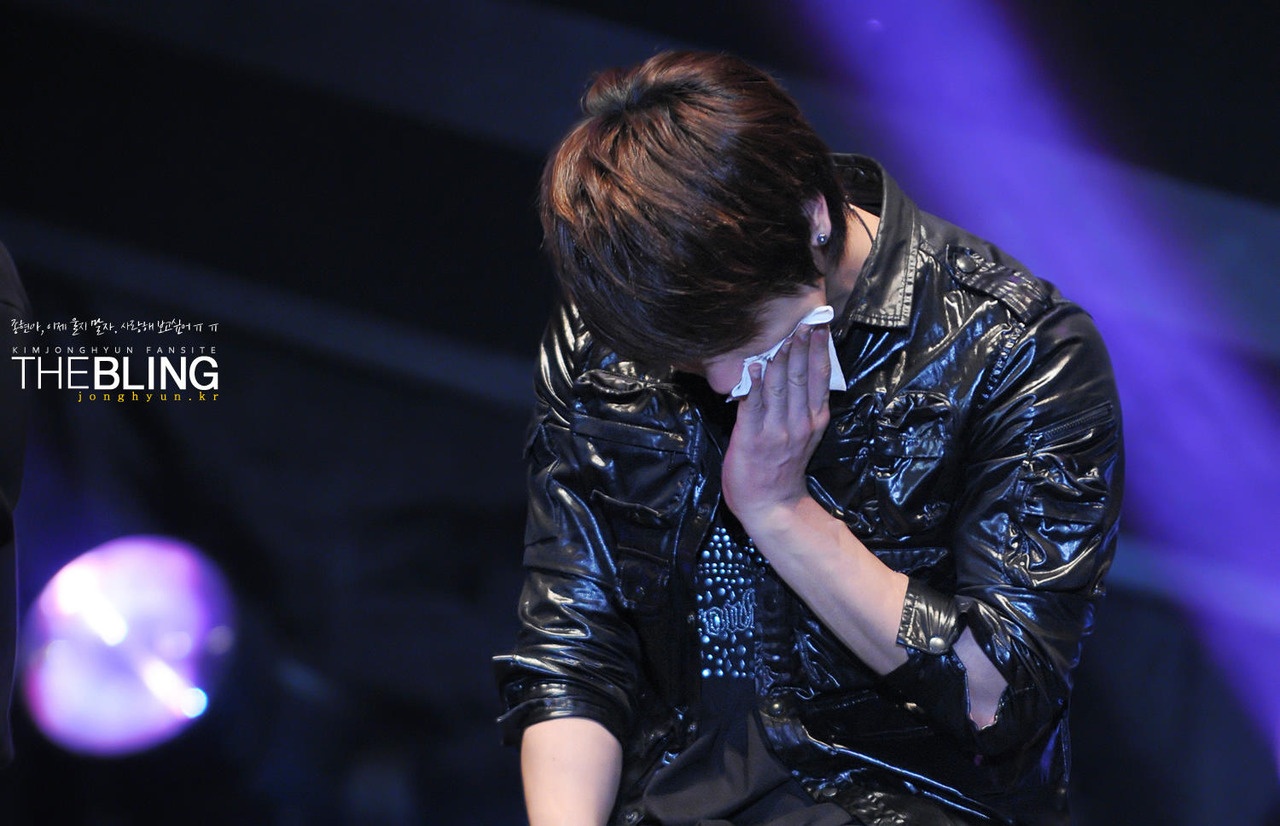 Có vẻ ngoài cứng rắn, nhưng Jonghyun cũng không chịu nổi trước cơn giận dữ của fan nữ. Ảnh: the bling