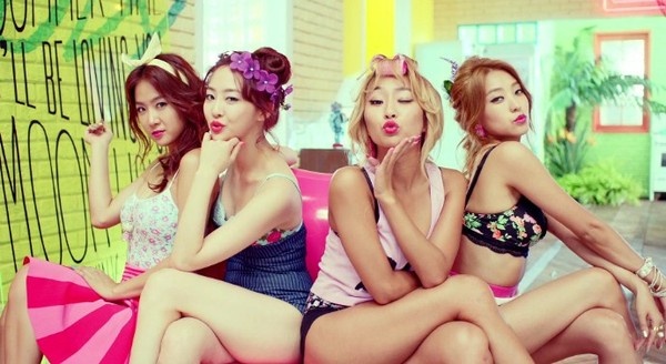 SISTAR diện đồ sặc sỡ bắt mắt và rất mát mẻ, phù hợp với không khí mùa hè.