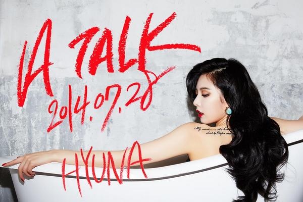 Mái tóc đen óng và đôi khuyên tai xanh ngọc khiến HyunA trông như mỹ nhân cổ điển.