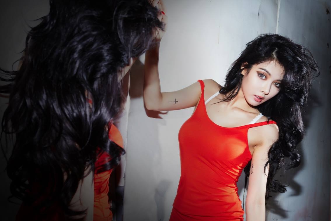 Fan nhận xét HyunA trông khá khác lạ trong loạt ảnh mới. 