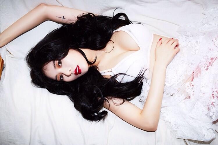 HyunA diện bra trắng trong ảnh teaser mới nhất.