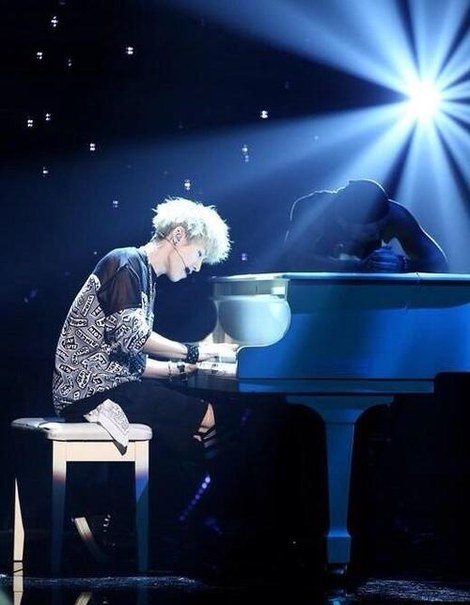 Nghề chính là ca sĩ, nhưng Henry còn biết chơi piano. Ảnh: coolsotters