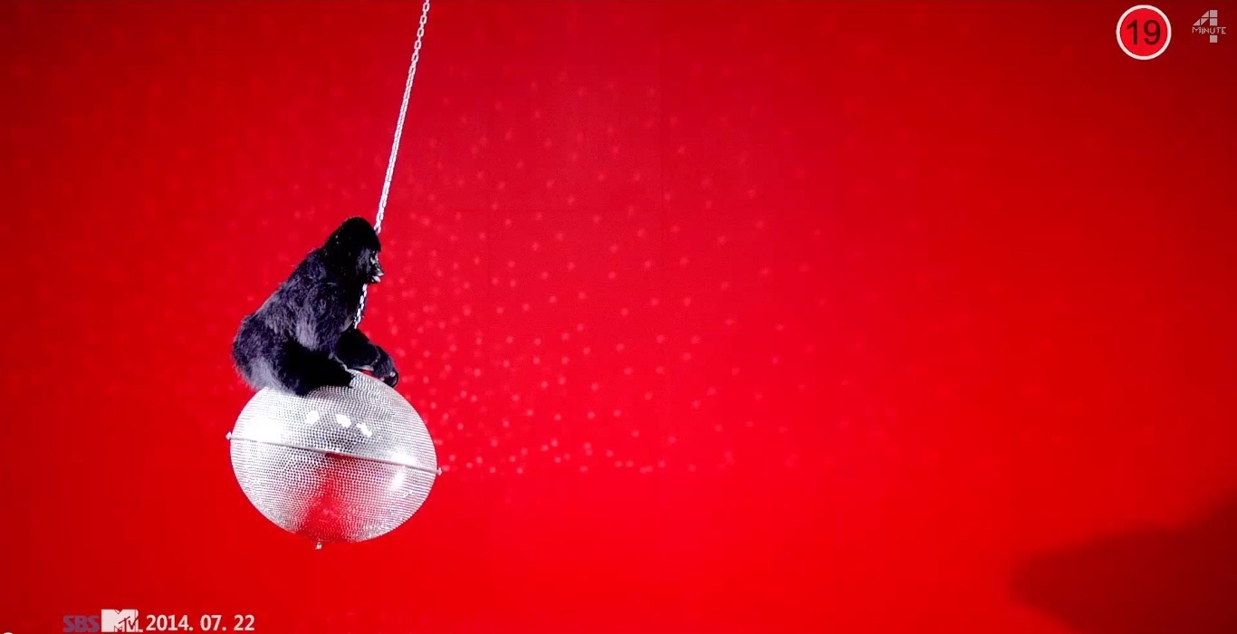 Cảnh chú khỉ đu đưa trên quả cầu lấp lánh trong teaser Red của HyunA. 