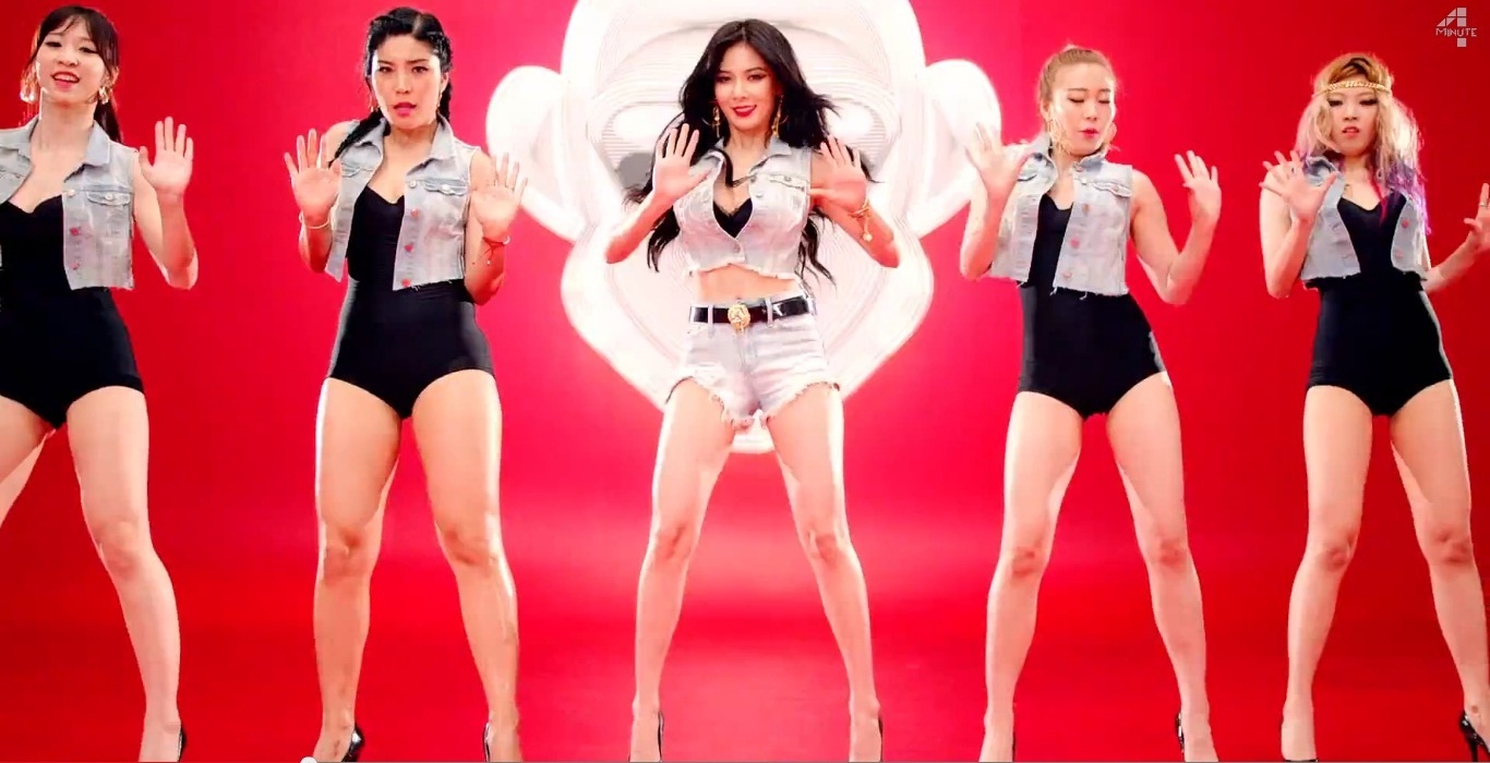 Động tác vũ đạo của Red vừa quyến rũ vừa mạnh mẽ.