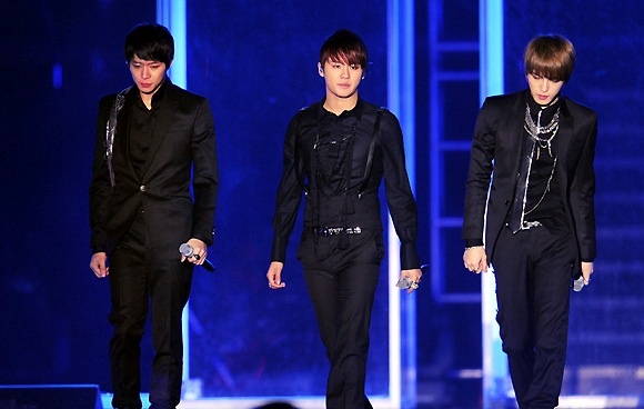 Fan Viet phat sot truoc gia ve chinh thuc cua JYJ concert hinh anh