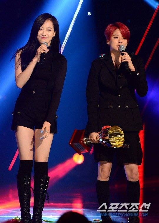 Victoria và Amber đại diện nhóm ở Show Champion ngày 16/7. Ảnh: 