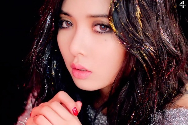 Red - HyunA hinh anh